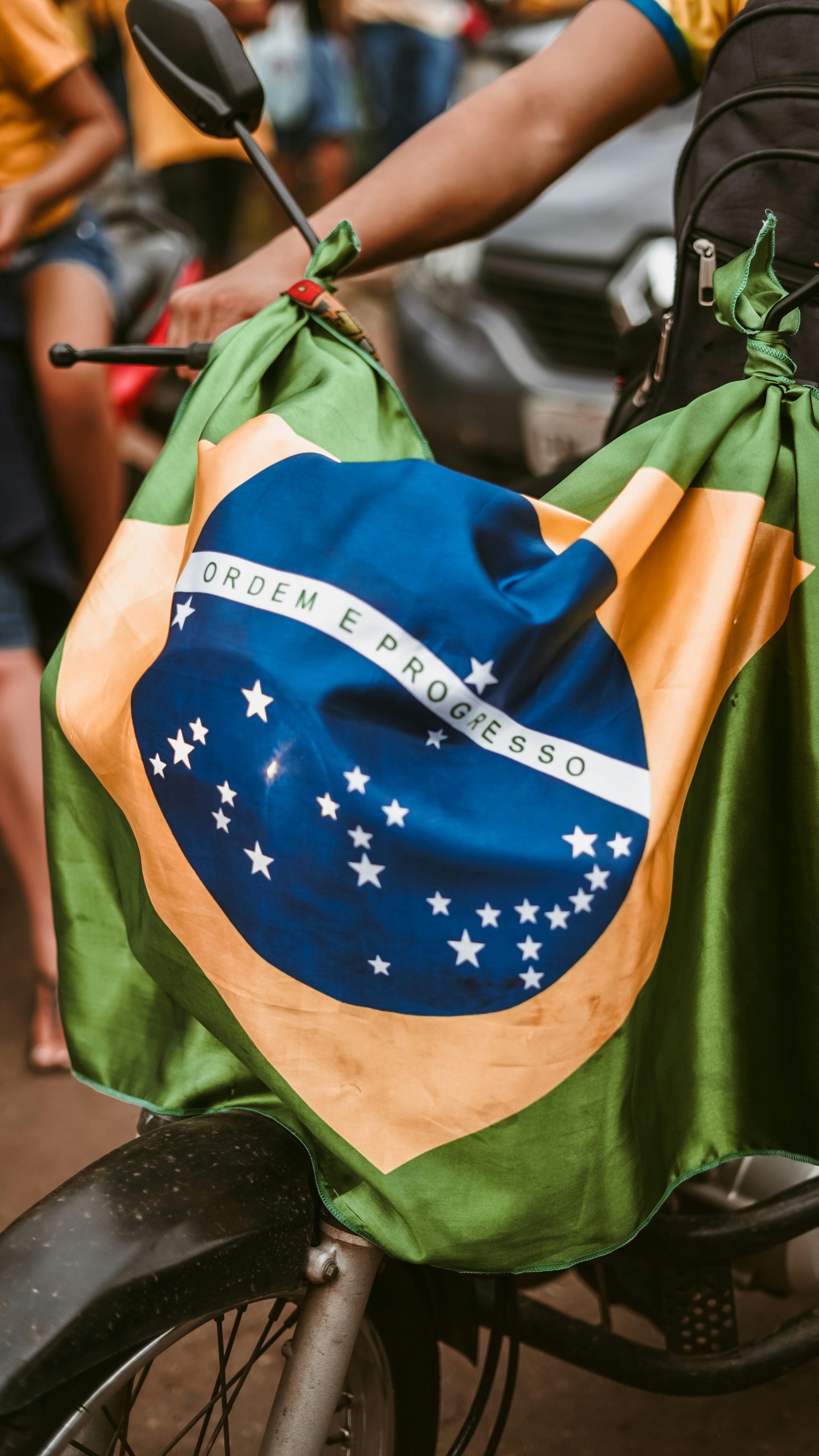 Bandeira Brasileira sobre uma moto.